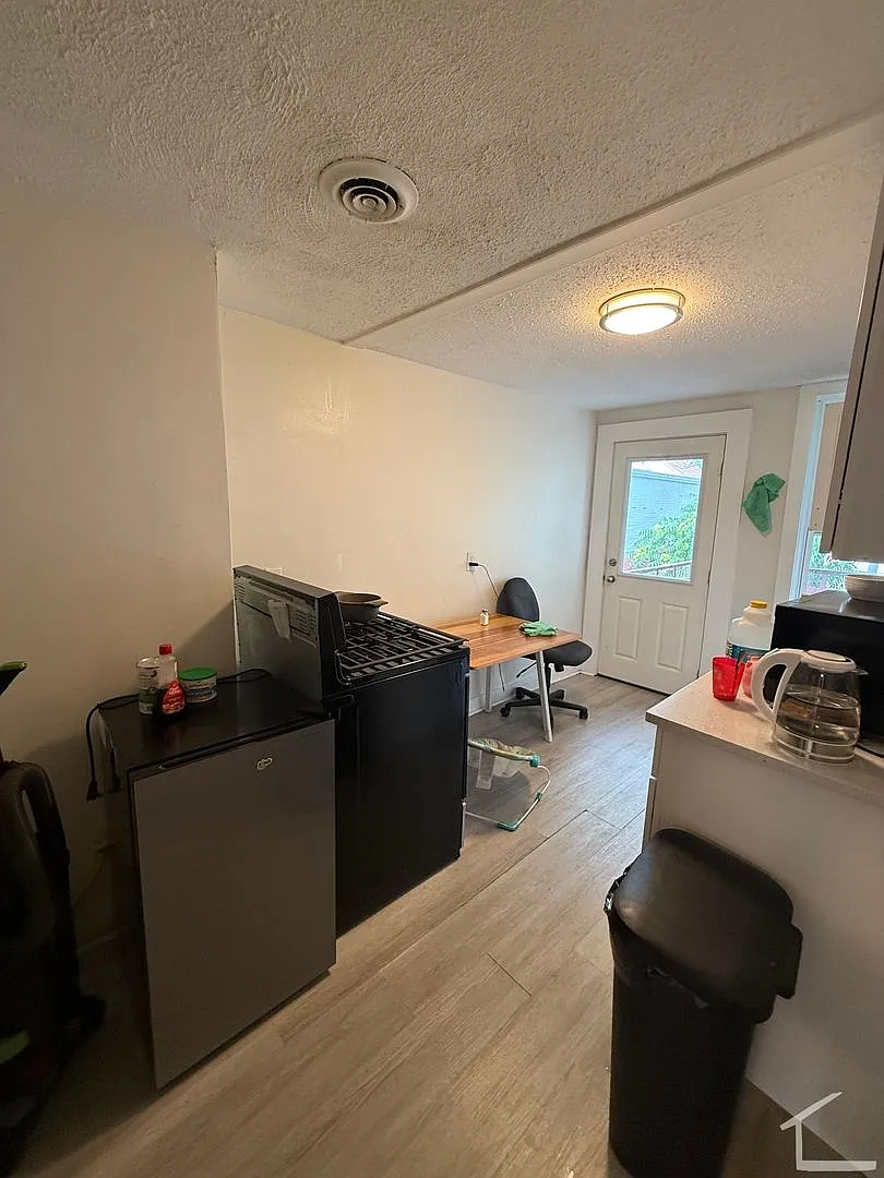 Two Bed In Allston Great Pricing — Photo 2