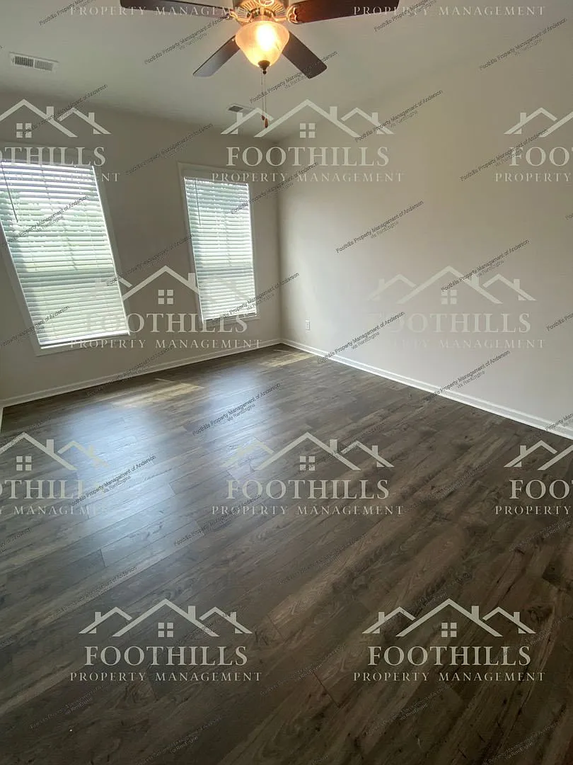 3 bed, 2.5 bath, 1800 sqft, $1,795 — Photo 2