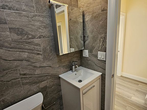 4th image of 2717 Lurting Ave #3