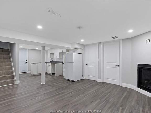 3rd image of 35 Victoria St N