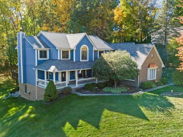 9755 Forest Ridge Dr, Clarkston, MI 48348