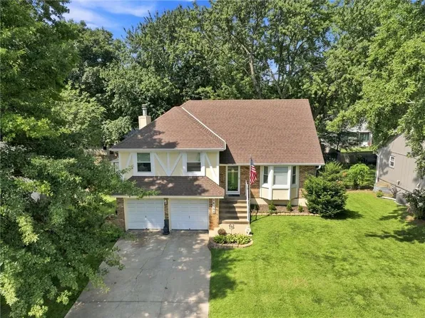 14224 S Cottonwood Dr, Olathe, KS 66062