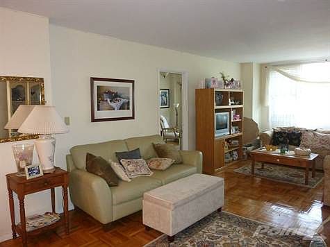 BRIGHT & AIRY... OPEN FLOOR PLAN...