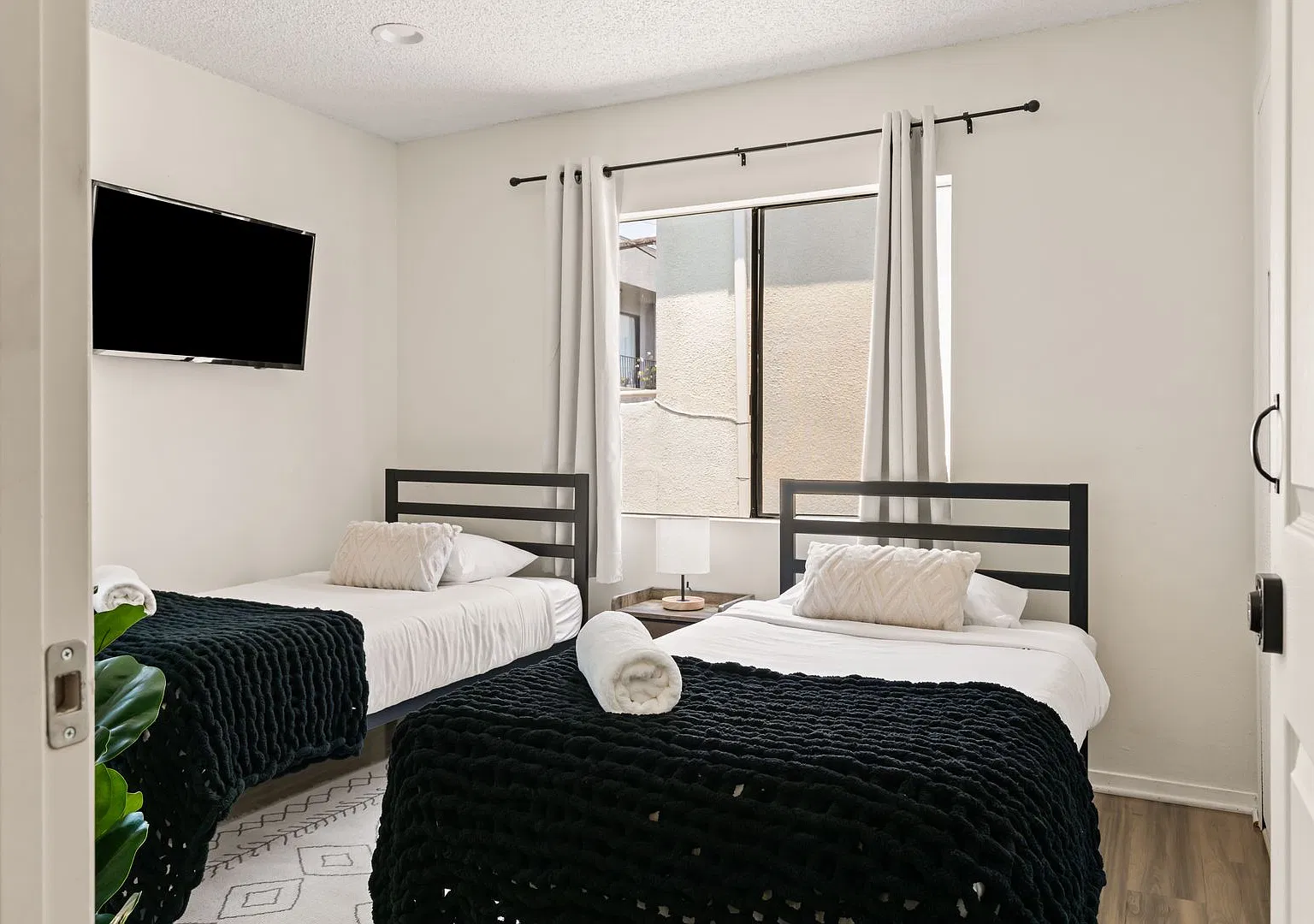 A fully furnished 5 bedroom, 2 bathroom apartment with common areas at 1823 Pelham Ave. Unit 8 — Photo 3