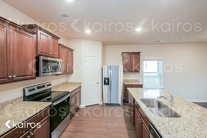 1044 Pilgrim Ln — Photo 2