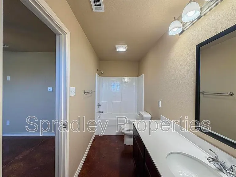 1047B Edwards Dr — Photo 5