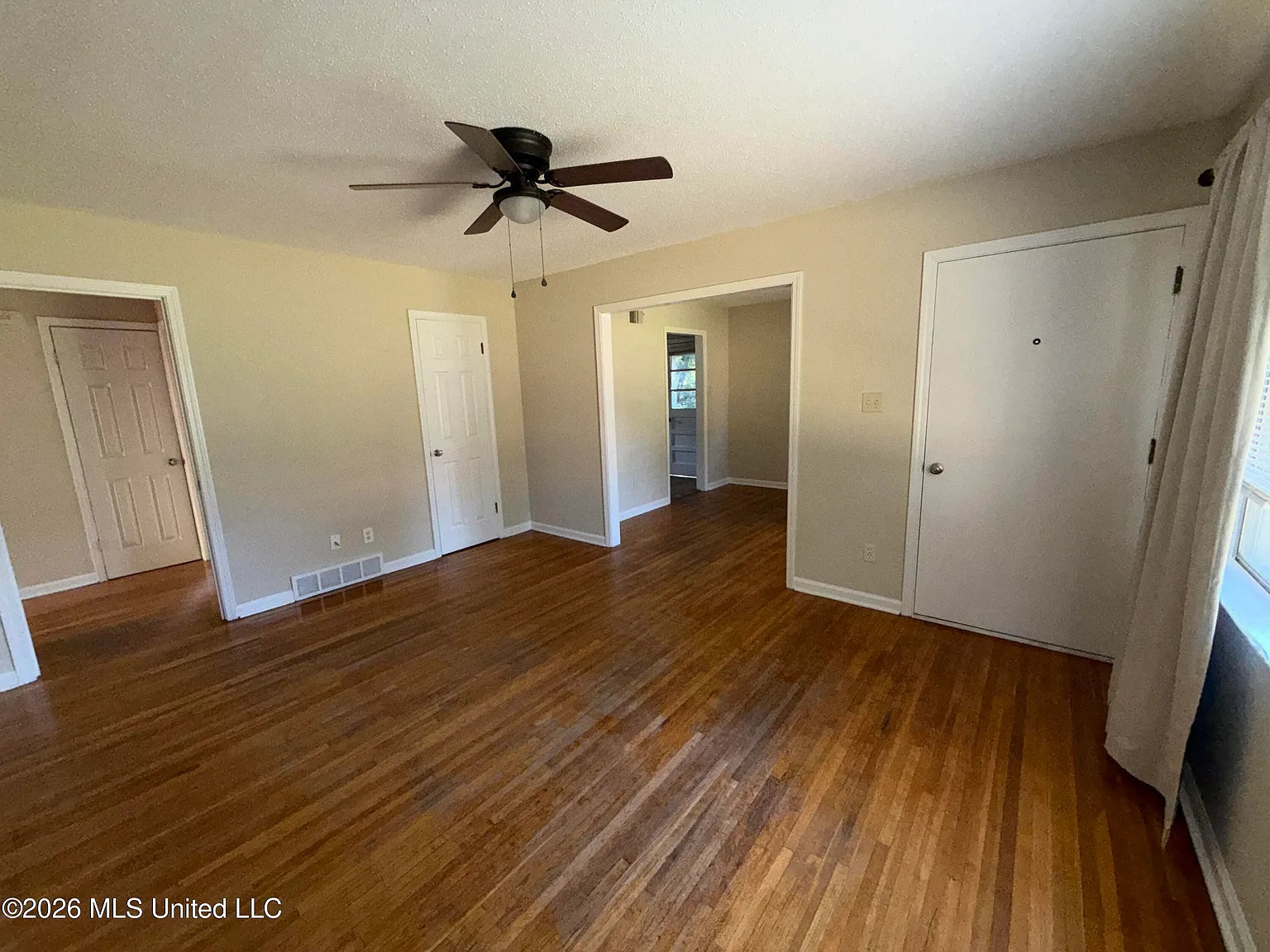 3 bed, 1.0 bath, 1140 sqft, $1,250 — Photo 2