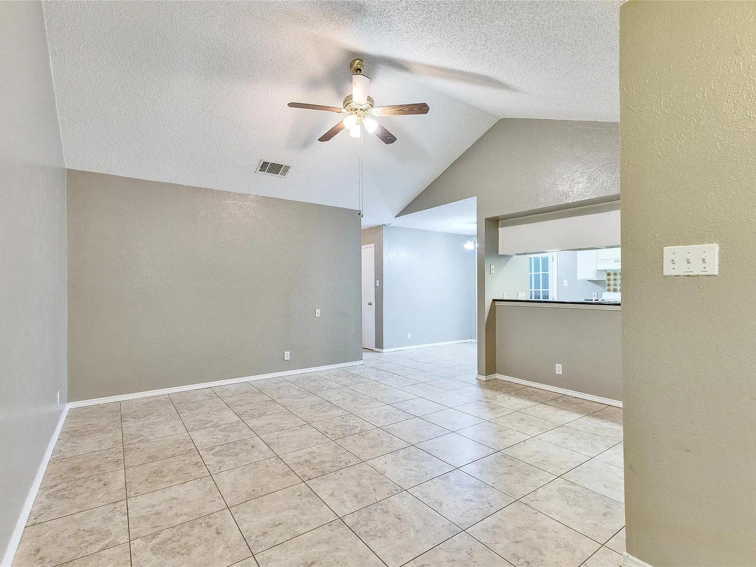 2 bed, 1.0 bath, 1031 sqft, $1,350 — Photo 3