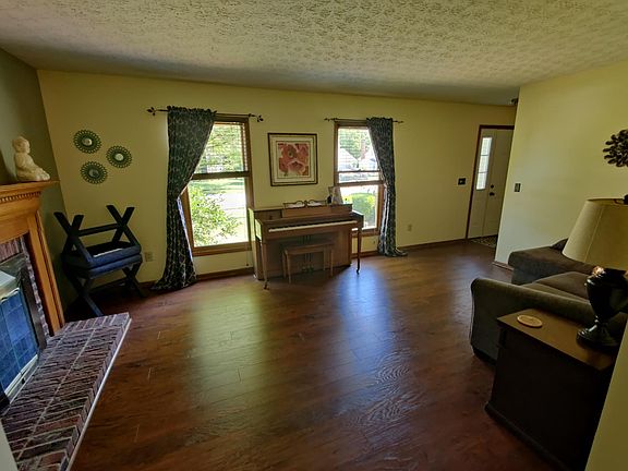 3rd image of 568 Glenside Ln