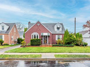 35 Lipton Ln, Williston Park, NY