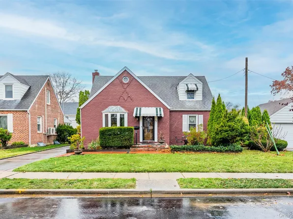 35 Lipton Lane, Williston Park, NY 11596