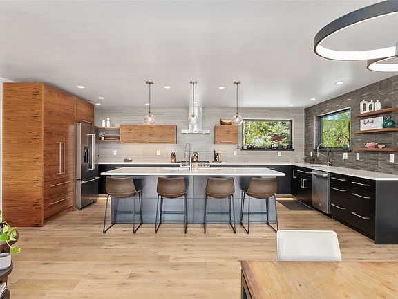 5th image of 1051 Thornburg Street