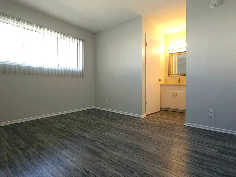 18411 Vincennes Street — Photo 52