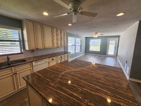 5th image of 105 Desoto Dr