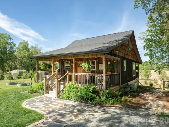 18 N Bear View Dr, Hendersonville, NC 28792
