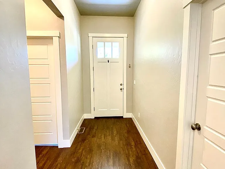 481 W Peck St — Photo 2