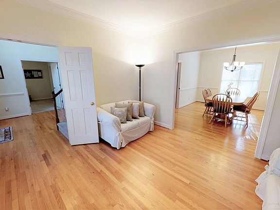 5th image of 181 Woodridge Dr