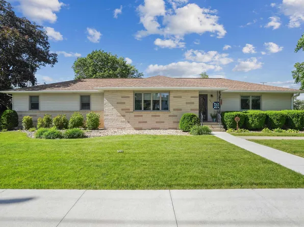 201 W Acers St, Manchester, IA 52057