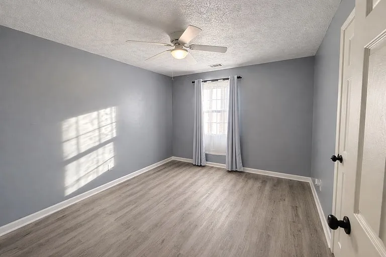 Upper floor - Secondary bedroom n1