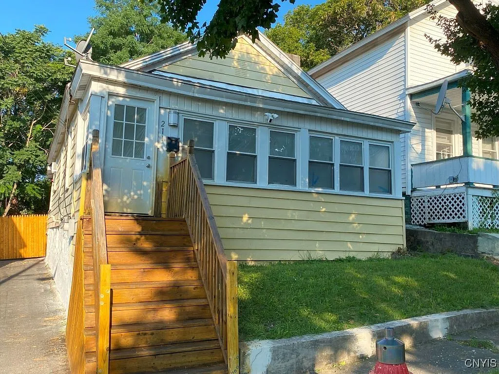 211 Delhi St photo 1