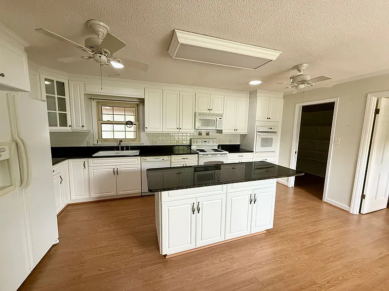 1225 Woodhaven Dr — Photo 5