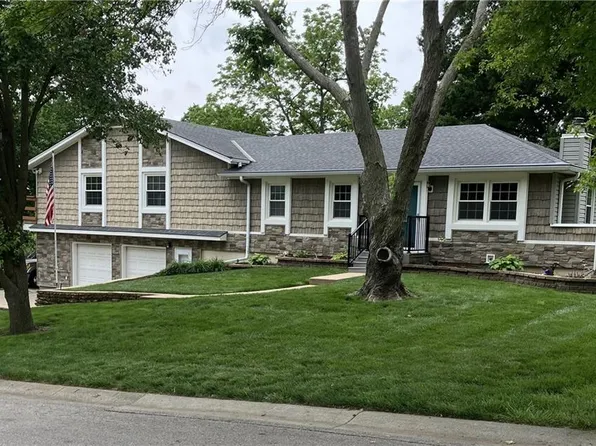 5510 Bradshaw St, Shawnee, KS 66216