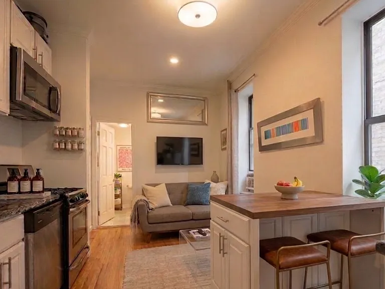 110 9th Ave #4A — Photo 1