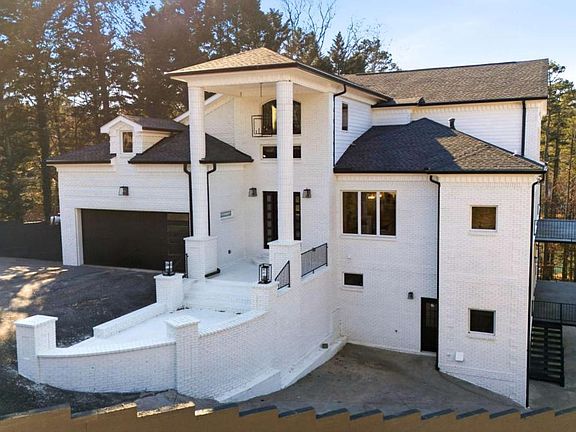 3rd image of 2390 Peachtree Rd