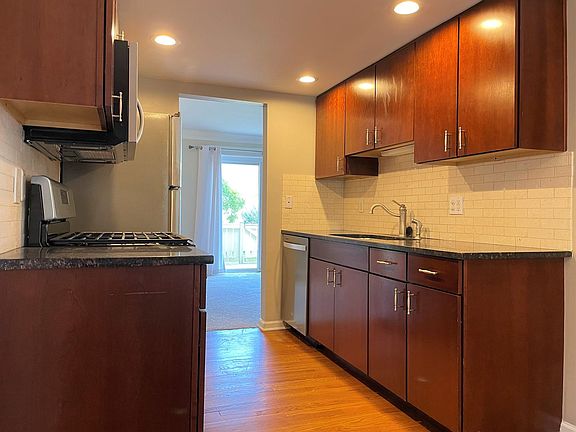 5th image of 2575 Olde Hill Ct N