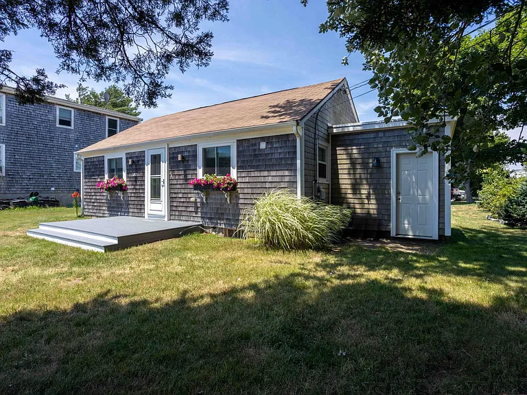 262 Riverside St — Photo 2