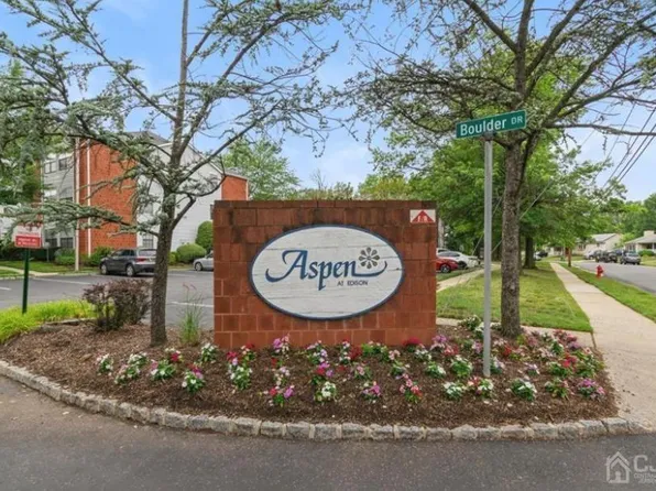 40 Boulder Dr, Edison, NJ 08817