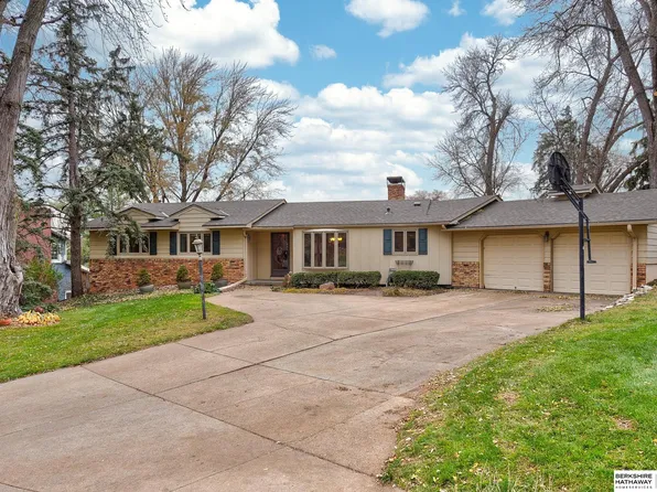 10302 Woodridge Ln, Omaha, NE 68124