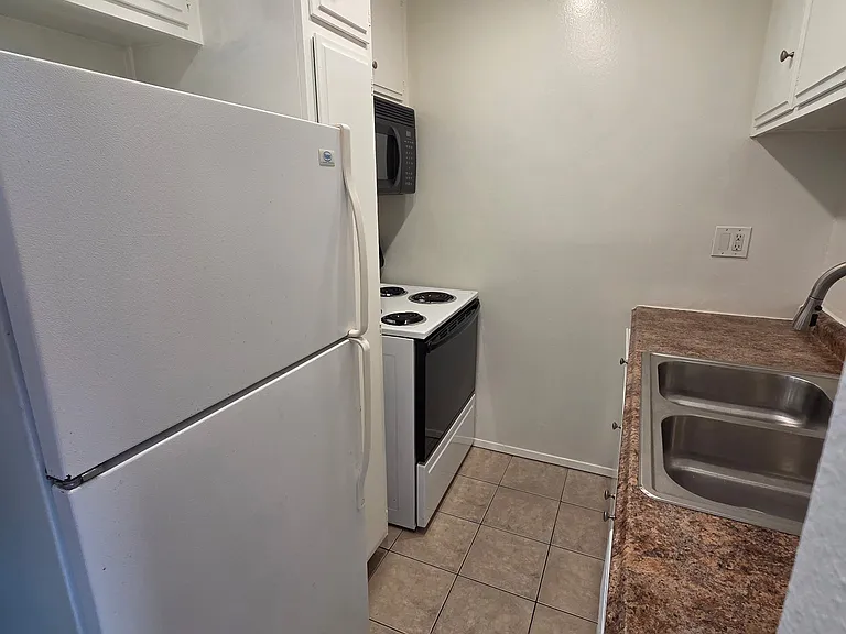 423 S Holt Ave #202 — Photo 7