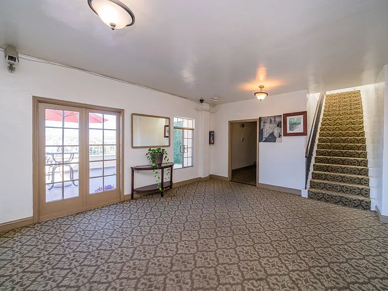 Chateau Nob Hill Apartments — Photo 8