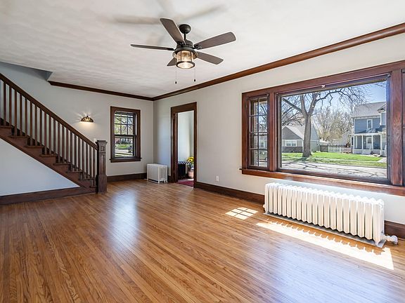 4th image of 701 Elm Ave E