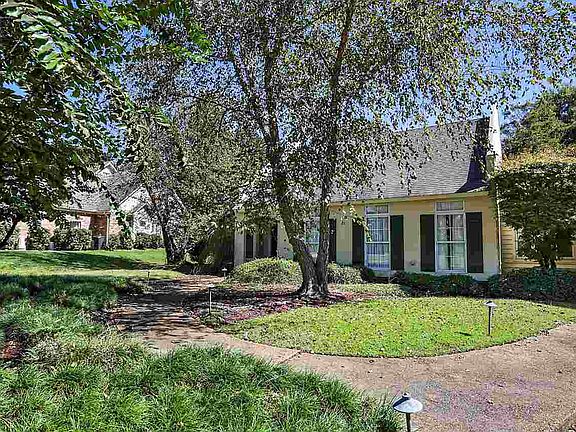 2nd image of 209 Woodlands Green Dr