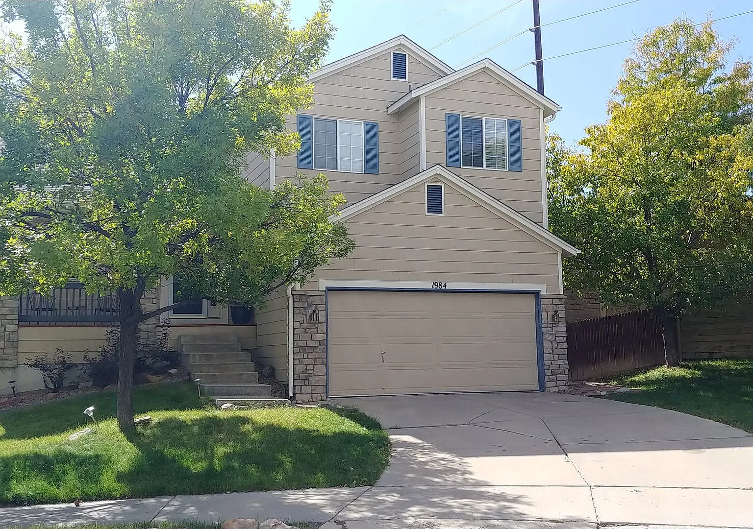 Beautiful 3 Bedroom Home Available ASAP! — Photo 2
