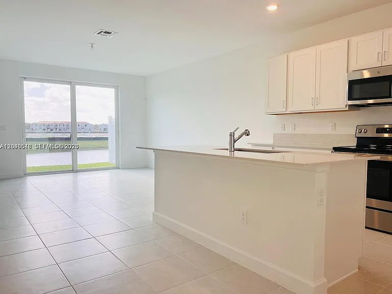 204 SE Woodbark St #204 — Photo 4