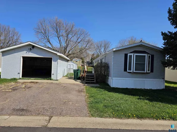 5602 W Bluebird Pl, Sioux Falls, SD 57107