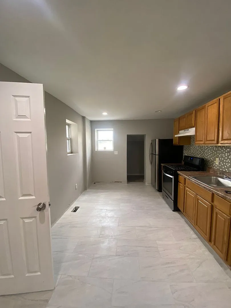 Large West Oak Lane home — Photo 4