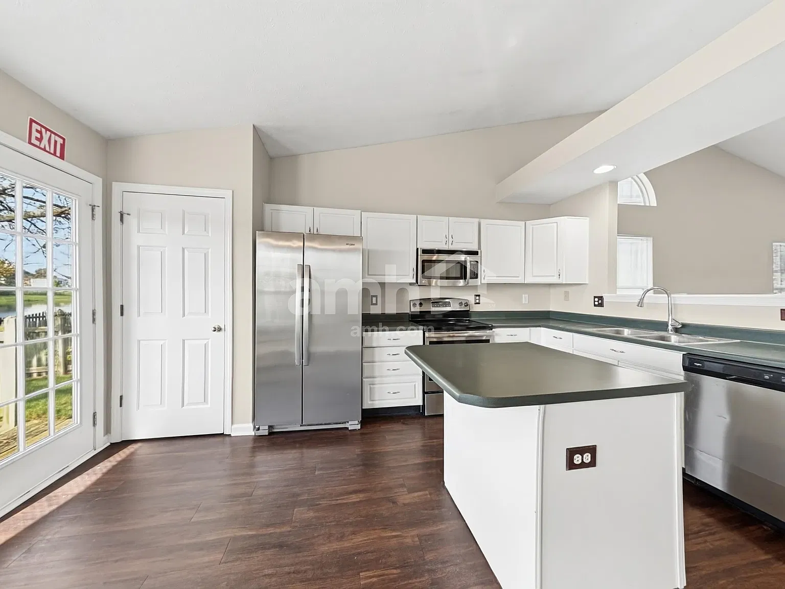 3 bed, 2.0 bath, 1418 sqft, $1,975 — Photo 4