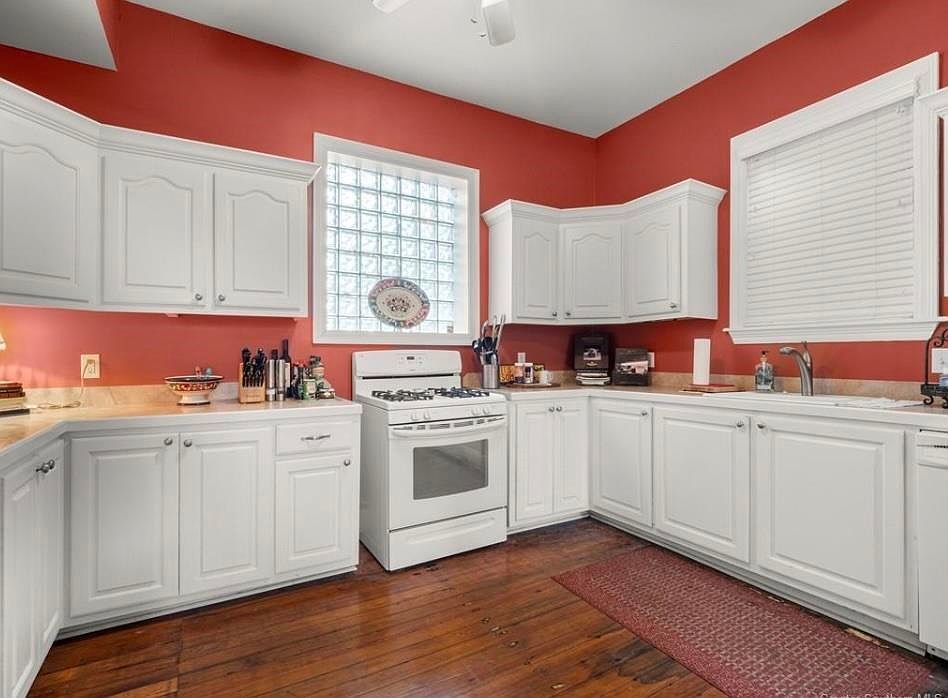 10th image of 920 Broad St