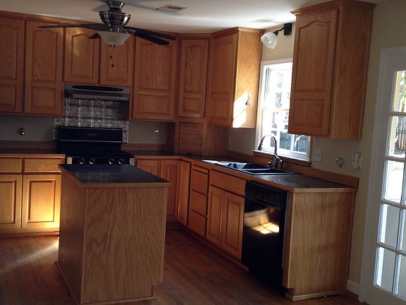Kitchen with island. Bosch gas stove