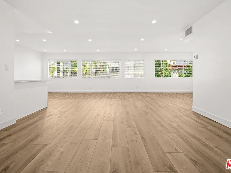 136 S Palm Dr #201 — Photo 5