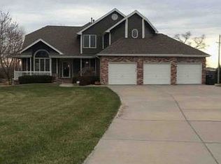 9885 Cinnamon Dr, Omaha, NE 68136