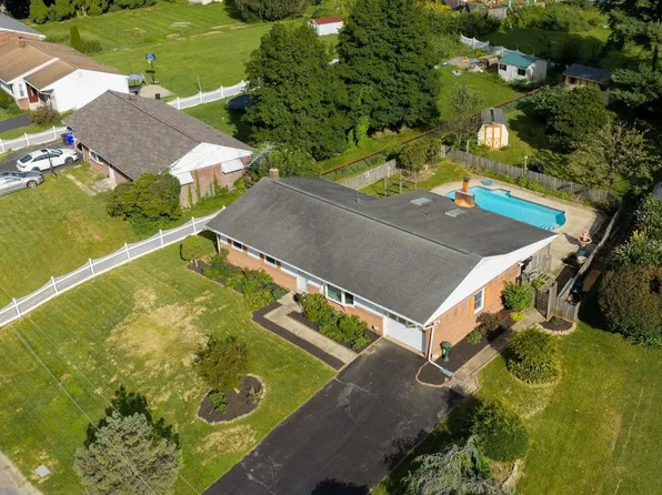 26 Tennyson Dr, Lancaster, PA 17602