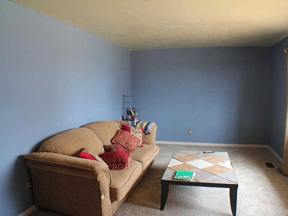 4th image of 910 Kennington Hills Dr