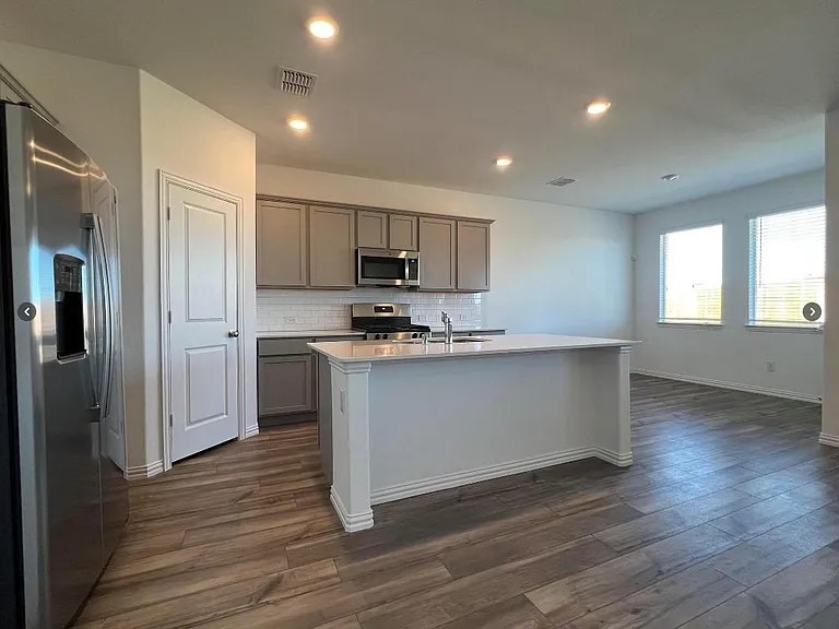 8000 Blue Heron Ln — Photo 3