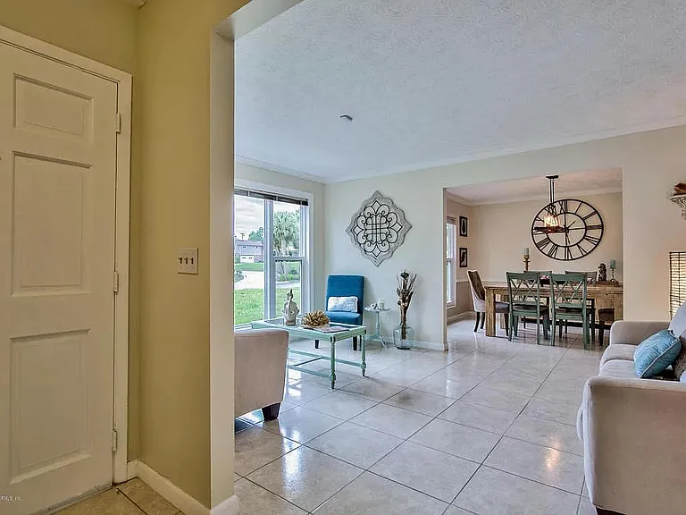219 Foxridge Rd — Photo 4