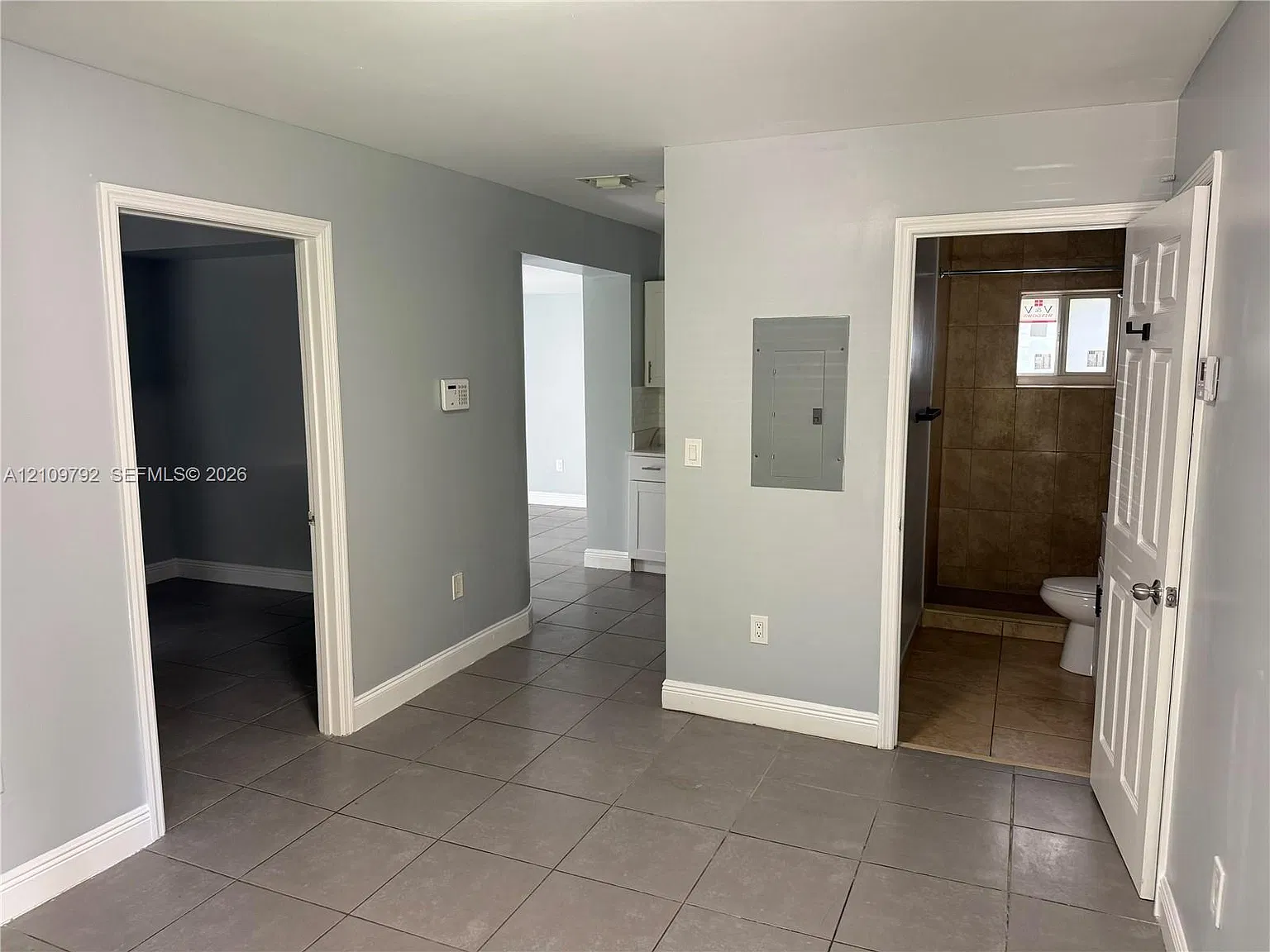 3 bed, 2.0 bath, 1552 sqft, $3,050 — Photo 3